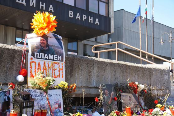 Варненци вдигнаха грамада от камъни пред общината в памет на Пламен Горанов. Снимка Булфото