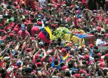 Стотици хиляди желаещи да се простят с Уго Чавес (снимки)
