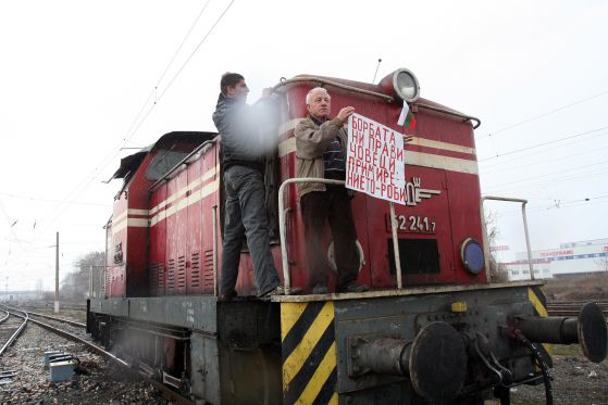  Демонстранти блокираха движението на влаковете в София и Варна на 10 март. Снимка: Сергей Антонов