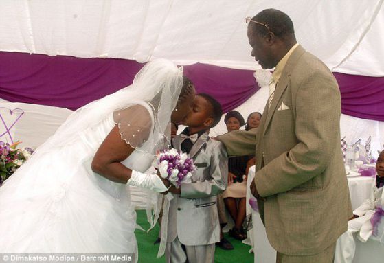 8-годишен се ожени за 61-годишна жена. Снимка Barcroft Media. 