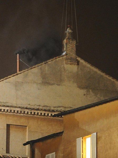 Над покрива на Сикстинската капела се разнесе черен дим. Снимка: БГНЕС