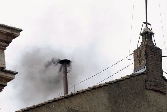 Черен дим пак обви Ватикана. Снимка: БГНЕС