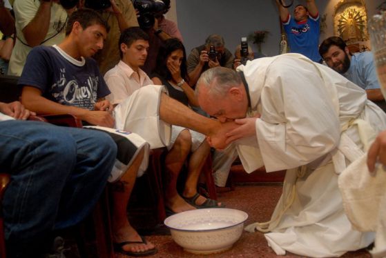 Папа Франциск ще умие краката на затворници. Снимка: Уикипедия