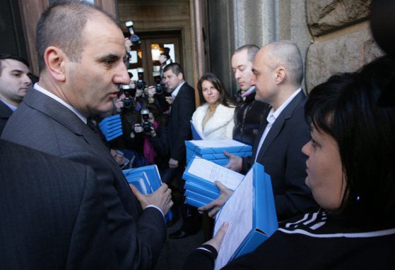 Цветан Цветанов и Искра Фидосова внасят документите на ГЕРБ в ЦИК. Снимка: БГНЕС