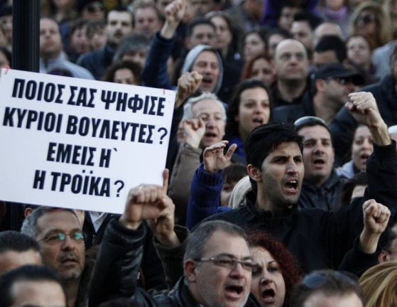 Протест на банковите служители в Кипър срещу плана за затягане на коланите. Снимка: EPA / БГНЕС