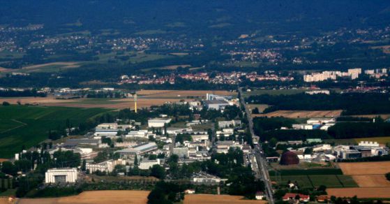 Главният обект на CERN. Поглед от Швейцария към Франция. Снимка: Уикипедия