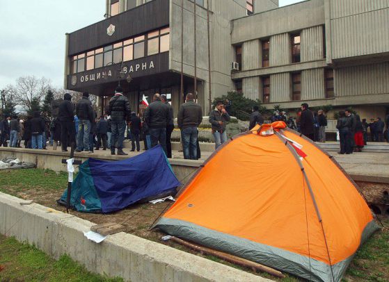 Палатковият лагер пред община Варна. Снимка: БГНЕС