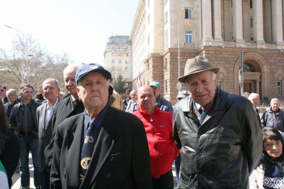 Пенсионери протестират пред МС. Снимка: Сергей Антонов