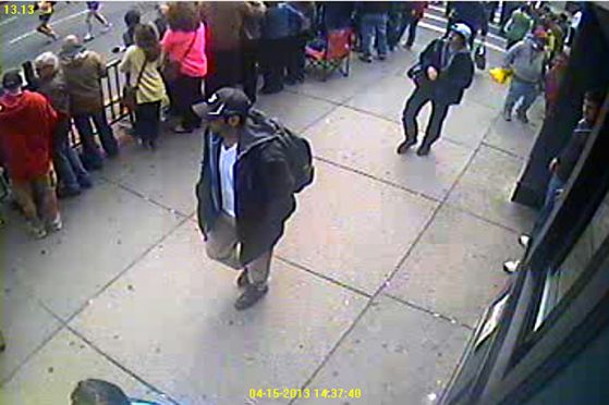 ФБР разпространи снимки на 2-ма мъже, заподозрени за атентата в Бостън на 15 април. СНИМКА: ФБР
