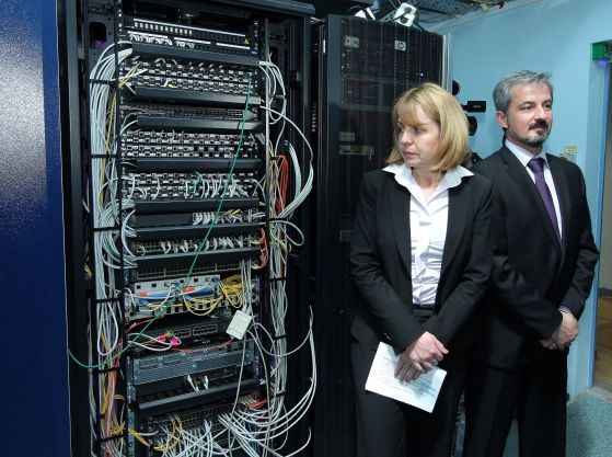 Кметър Йорданка Фандъкова и министър Роман Василев разглеждат един от сървърите на общината за е-услуги.