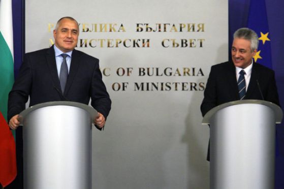 Бойко Борисов и Марин Райков при предаването на властта. Снимка: БГНЕС