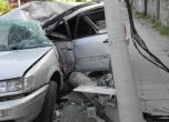 Кола се вряза в стълб и го пречупи, шофьорът загина (снимки)