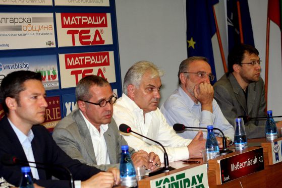 Вигенин (вляво) и представителите на останалите партии, които организират паралелното преброяване. Снимка: Сергей Антонов