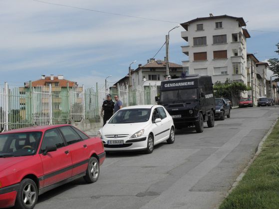 Специализираният автомобил, в който има отряд от 7 жандармеристи паркира пред помощното училище в центъра на ромската махала в Благоевград. В ОУ 