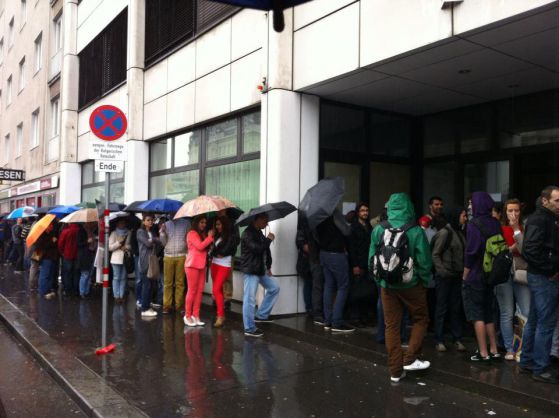 Проливен дъжд изненада гласоподавателите във Виена. До момента са гласували 980 човека, а на опашка чакат още около 150. Снимка: Иван Карчев