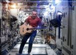 Космонавт взриви нета с музикален поздрав към Земята (видео)