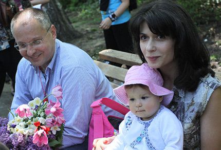 Моника Йосифова, Сергей Станишев и дъщеричката им Дария. Снимка: БГНЕС