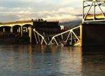 Автомобили потънаха след срутване на мост в САЩ