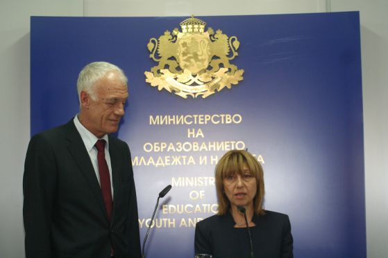 Най-високият министър в служебния кабинет - Николай Милошев, предаде властта на най-ниския в кабинета 