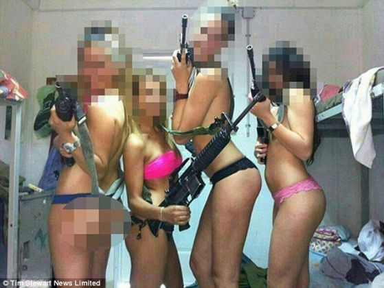 Уволниха жени военни заради голи снимки. Facebook