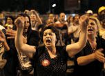 Майки подкрепиха с жива верига снощния протест на "Таксим"