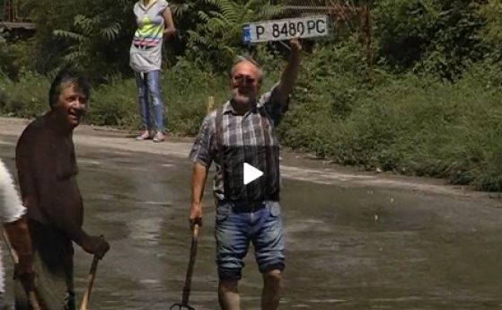 15 шофьори загубиха номерата на колите си на наводнен път в Русе