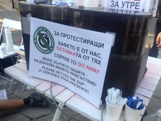 Безплатно кафе за протестиращите пред НС има днес. Снимка: Николас-Теодорос Цитиридис