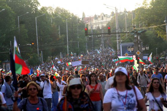 Десетки хиляди души изпълниха бул. 
