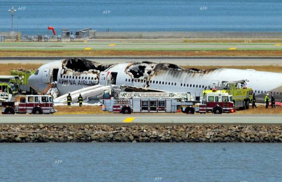 Самолетът след катастрофата на летището в Сан Франциско. Снимка: AFP