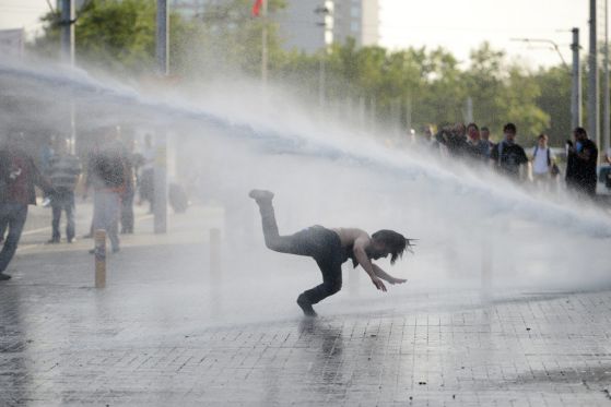 Турската полиция напада протестиращи без предупреждение
