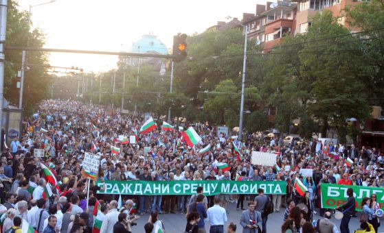 Десетки хиляди българи протестират вече близо месец. Все още няма кой да ги чуе.