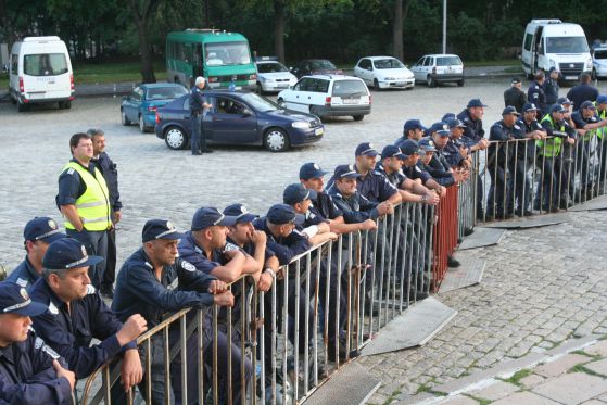 Кордон полицаи пази депутатите в началото на протестите. Снимка: Сергей Антонов