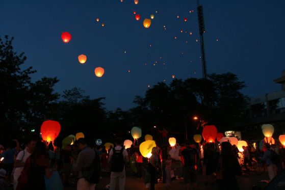 240 фенера полетяха в небето на 29-ия ден на протеста. Снимка: Сергей Антонов