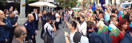Аплодисментите пред посолството на Франция на 13 юли. Снимка: Иво Божков