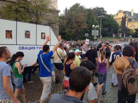 Завръщането на белия автобус. Снимка: Константин Павлов