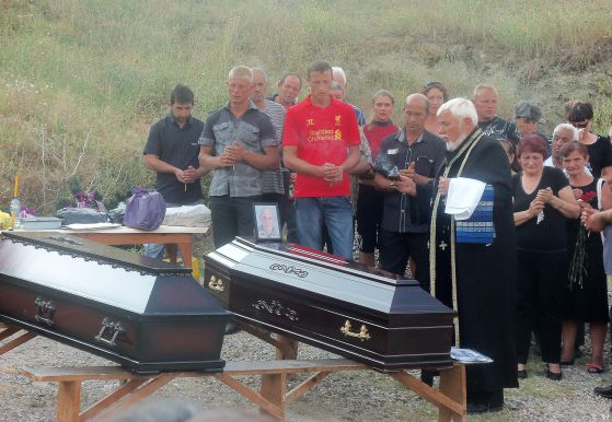 Погребението на двама от загиналите миньори в рудник 