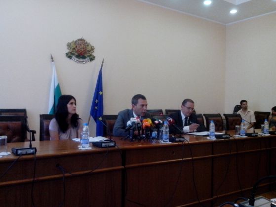 За. министърът на транспорта Георги Тодоров (втория от ляво на дясно) се опита да разясни какво се случва с цифровизацията на ефира