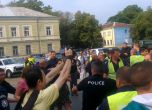 Протестиращи ритат колите на депутатите, напрежението ескалира (видео)