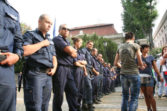Огромен брой полицаи охраняват днес депутатите.