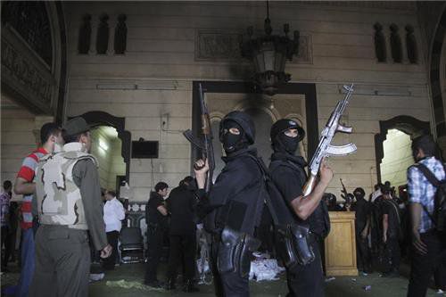 Египетски полицаи охраняват помещение в джамията 
