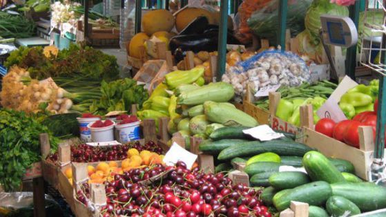 Пазар за плодове и зеленчуци директно от производител, разположен на територията на магазин от верига супермаркети Снимка: БНР 