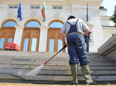 Правят основно почистване на парламента. Снимка: Булфото