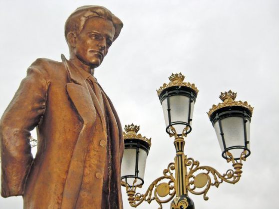 Паметникът на Никола Вапцаров в Скопие.