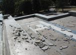 Розовият паметник се разпада - 7 плочи паднаха от кулата (снимки)