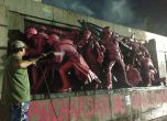 По тъмна доба мият розовото от паметника на Съветската армия