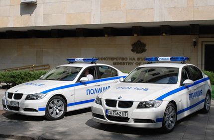 Полицейски автомобили пред сградата на МВР.
