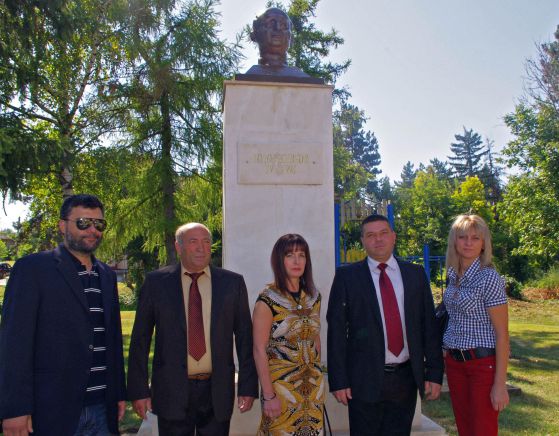 Откриването на паметника в с. Одърне. Отляво-надясно са Тодор Славков, кметът на селото, Евгения Живкова. Снимка: Булфото