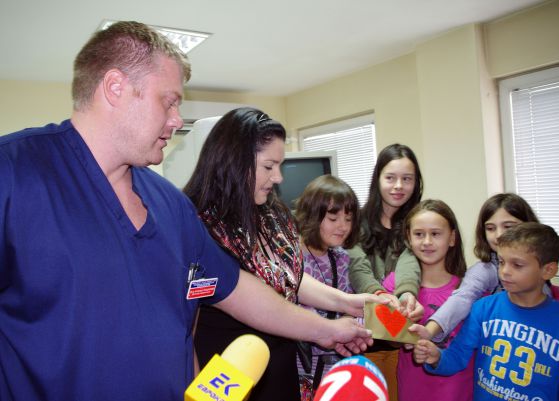 Главният административен лекар ан Клиниката по детска травматология д-р Атанас Кацаров и PR на болница „Пирогов” Мария Пойразова приемат дарението.
