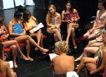 Унгарски студенти учат голи заради лош ректор (видео)