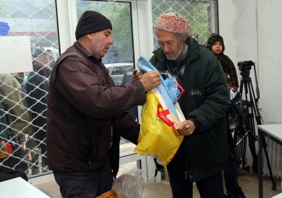 Раздаване на хранителни  помощи   Снимка: Сергей Антонов